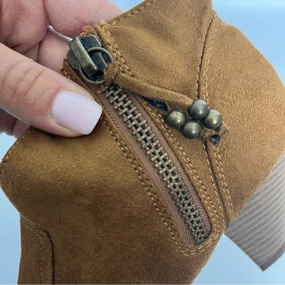26) Madden Girl Faux Suede Payge Chestnut Beaded Ankle Booties Size 8 - Picture 12 of 13